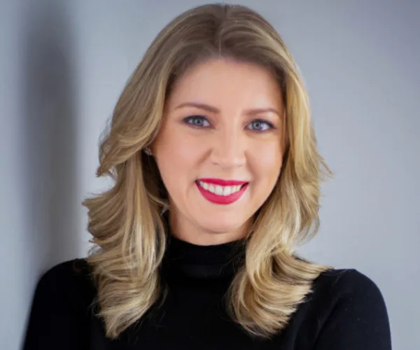 Caroline Schmitt — Conferencista de Trabajo en Equipo