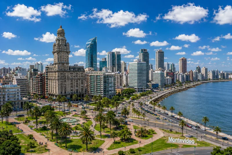 Vista urbana de Montevideo como contexto empresarial de Uruguay